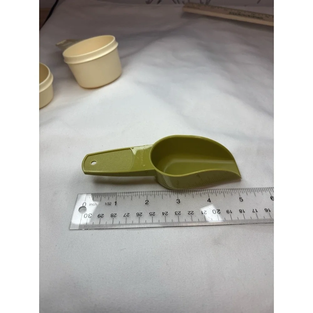 VTG Tupperware Measuring Cup Set 3pc Beige Green Plastic 1/2 & 1/3 Cup w/ Scoop